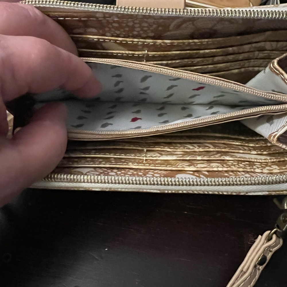 Sakroots Metallic Gold and Cream Crossbody Wallet - Picture 4 of 13